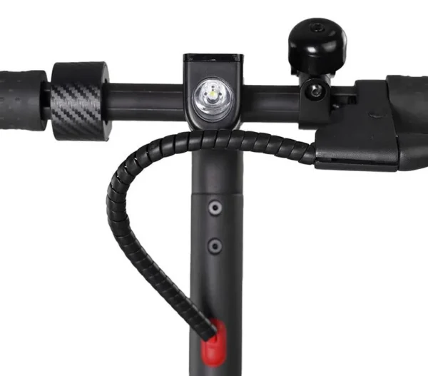 Gaine spiralée montée sur la potence d'une trottinette