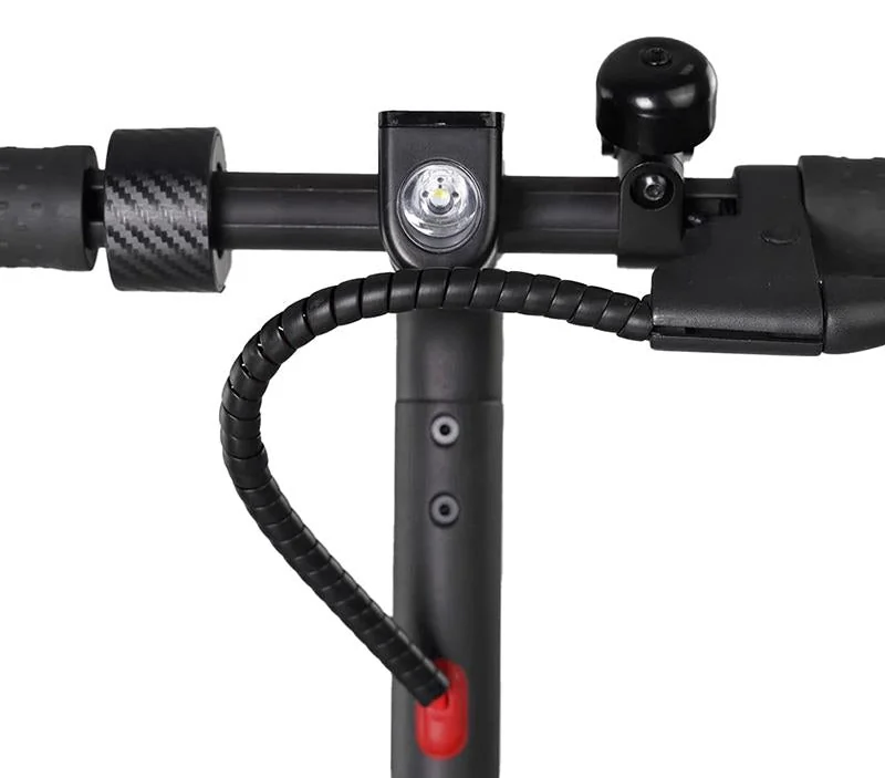 Gaine spiralée montée sur la potence d'une trottinette