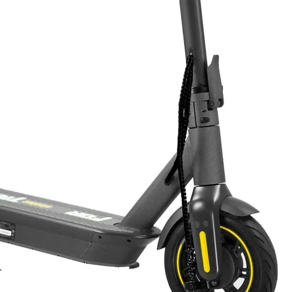 Trottinette dont les câbles de potence sont regroupés dans la gaine