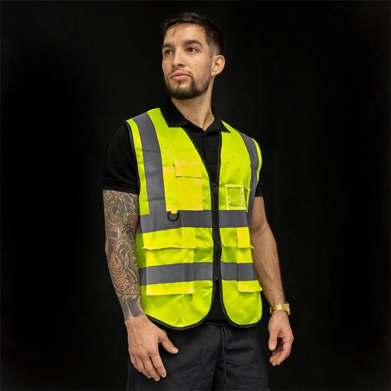 Le gilet réfléchissant jaune fluo porté fermé, vue de face