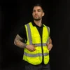 Les poches basses à rabat du gilet réfléchissant, mains à l'intérieur Les poches basses à rabat du gilet réfléchissant, mains à l'intérieur