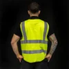 Le dos du gilet réfléchissant : deux bandes verticales et une bande horizontale Le dos du gilet réfléchissant : deux bandes verticales et une bande horizontale