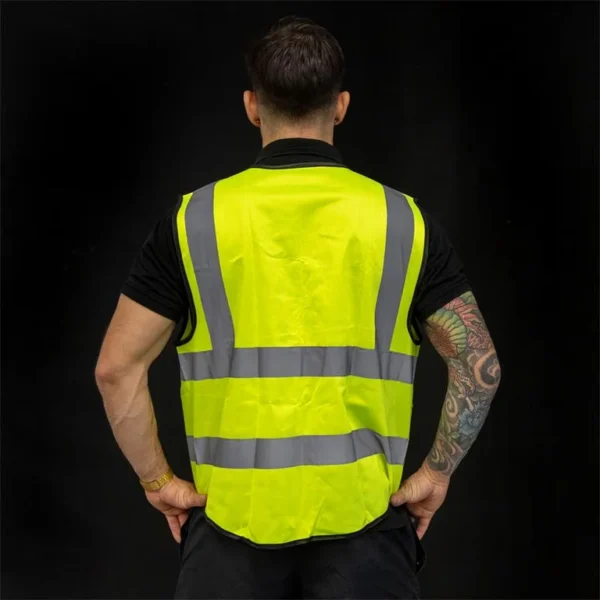 Le dos du gilet réfléchissant : deux bandes verticales et une bande horizontale Le dos du gilet réfléchissant : deux bandes verticales et une bande horizontale