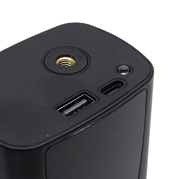 Dessus du gonfleur électrique : sortie d'air filetée, prise USB et prise USB-C Dessus du gonfleur électrique : sortie d'air filetée, prise USB et prise USB-C
