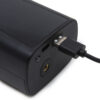Câble de charge USB-C branché sur le gonfleur électrique Câble de charge USB-C branché sur le gonfleur électrique