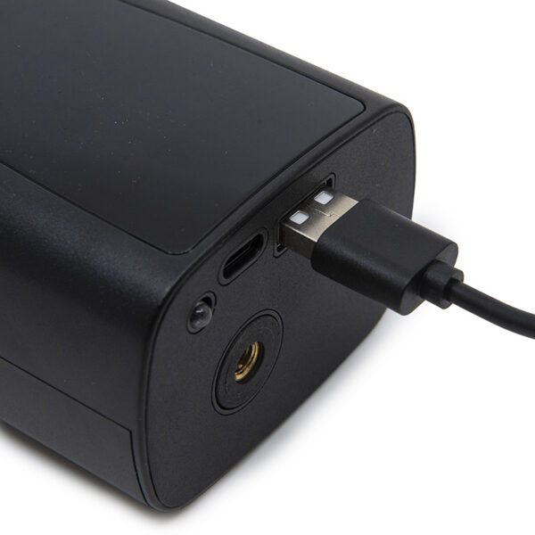 Câble de charge USB-C branché sur le gonfleur électrique Câble de charge USB-C branché sur le gonfleur électrique