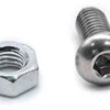 Écrou hexagonal et vis à tête bombée à empreinte six pans creux, vus de près Écrou hexagonal et vis à tête bombée à empreinte six pans creux, vus de près