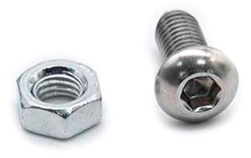 Écrou hexagonal et vis à tête bombée à empreinte six pans creux, vus de près Écrou hexagonal et vis à tête bombée à empreinte six pans creux, vus de près