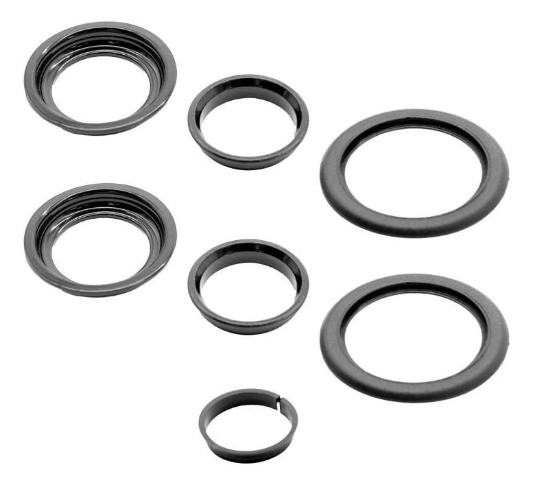 Les sept pièces du kit de direction posées à plat sur fond blanc
