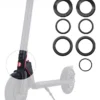Les pièces du kit à côté d'une trottinette dessinée en gris, cercle sur la zone de direction Les pièces du kit à côté d'une trottinette dessinée en gris, cercle sur la zone de direction