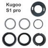 Les sept pièces du kit de direction posées à plat sous la mention Kugoo S1 pro Les sept pièces du kit de direction posées à plat sous la mention Kugoo S1 pro