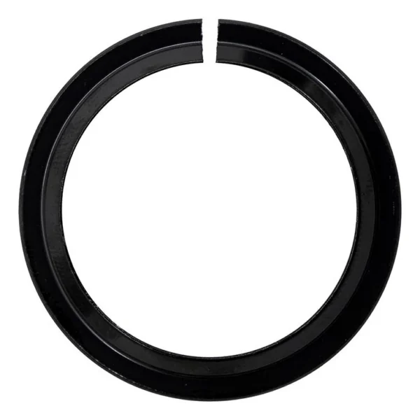 Bague fendue noire vue de face, la coupure nette visible en haut de l'anneau Bague fendue noire vue de face, la coupure nette visible en haut de l'anneau