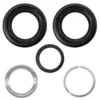 Les cinq pièces du kit posées à plat : deux coupelles noires, une bague fine, une bague conique et une bague fendue Les cinq pièces du kit posées à plat : deux coupelles noires, une bague fine, une bague conique et une bague fendue