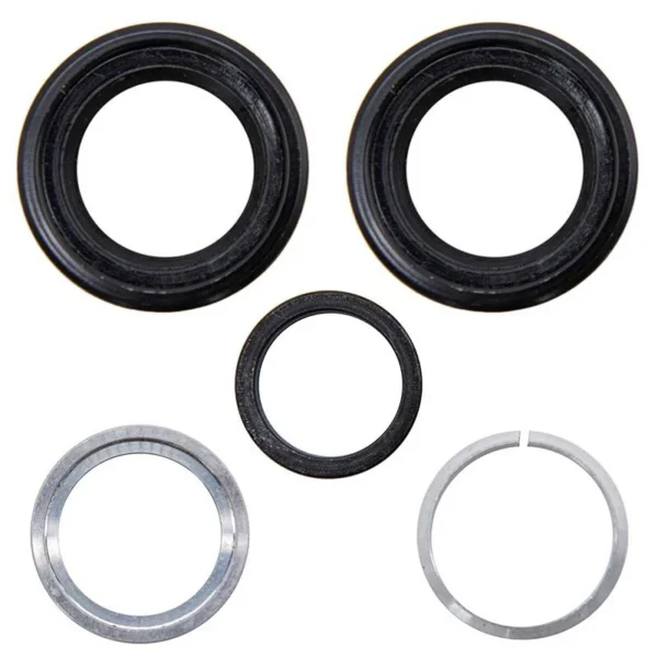 Les cinq pièces du kit posées à plat : deux coupelles noires, une bague fine, une bague conique et une bague fendue Les cinq pièces du kit posées à plat : deux coupelles noires, une bague fine, une bague conique et une bague fendue