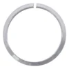 Bague fendue en aluminium vue de face, la coupure nette visible en haut de l'anneau Bague fendue en aluminium vue de face, la coupure nette visible en haut de l'anneau
