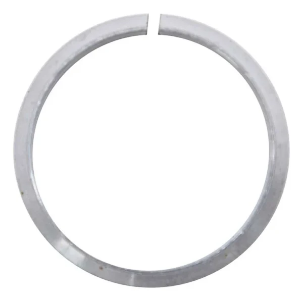 Bague fendue en aluminium vue de face, la coupure nette visible en haut de l'anneau Bague fendue en aluminium vue de face, la coupure nette visible en haut de l'anneau