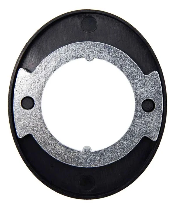 Plaque acier posée sur la rondelle plastique noire, vue de dessus Plaque acier posée sur la rondelle plastique noire, vue de dessus