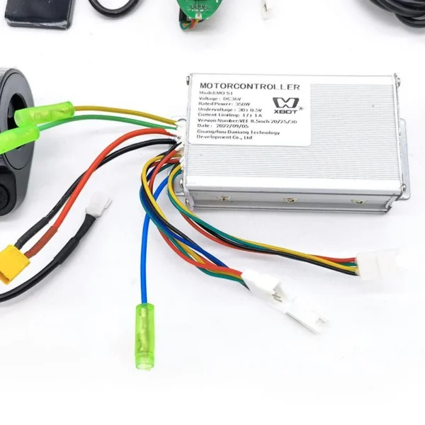 Kit électronique complet pour trottinette Xiaomi : contrôleur, écran, accélérateur, levier et feu Kit électronique complet pour trottinette Xiaomi : contrôleur, écran, accélérateur, levier et feu