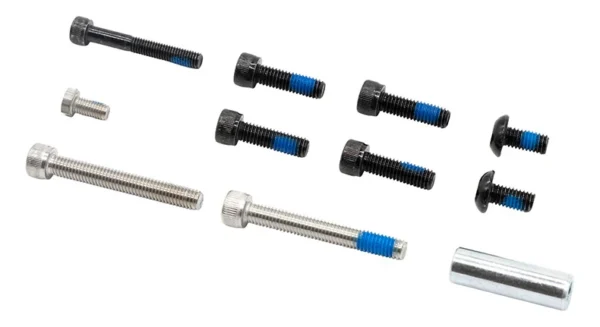 Les dix vis du kit et l'entretoise, frein-filet bleu visible sur les filets Les dix vis du kit et l'entretoise, frein-filet bleu visible sur les filets