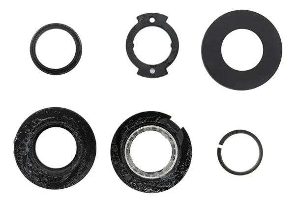 Les six pièces du kit de roulement Electric Scooter 5 posées à plat sur fond blanc Les six pièces du kit de roulement Electric Scooter 5 posées à plat sur fond blanc
