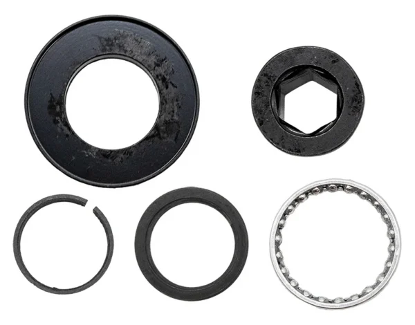 Entretoise, écrou à empreinte creuse, jonc fendu, bague conique et cage à billes vus de dessus Entretoise, écrou à empreinte creuse, jonc fendu, bague conique et cage à billes vus de dessus
