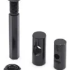 Les cinq pièces noires du kit : la tige hexagonale coiffée d'un écrou, deux écrous barillets, un écrou hexagonal et une vis cruciforme.