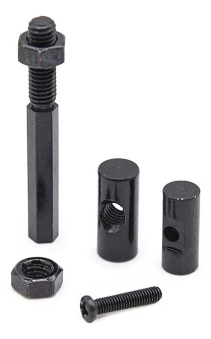 Les cinq pièces noires du kit : la tige hexagonale coiffée d'un écrou, deux écrous barillets, un écrou hexagonal et une vis cruciforme.