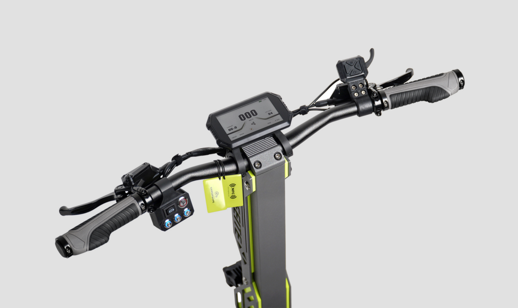 Guidon de la Langfeite GT2 RS : écran LCD central, commandes au pouce et leviers de frein hydrauliques