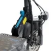 Le levier bleu en place sur la charnière de potence d'une trottinette électrique Le levier bleu en place sur la charnière de potence d'une trottinette électrique