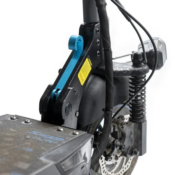 Le levier bleu en place sur la charnière de potence d'une trottinette électrique Le levier bleu en place sur la charnière de potence d'une trottinette électrique