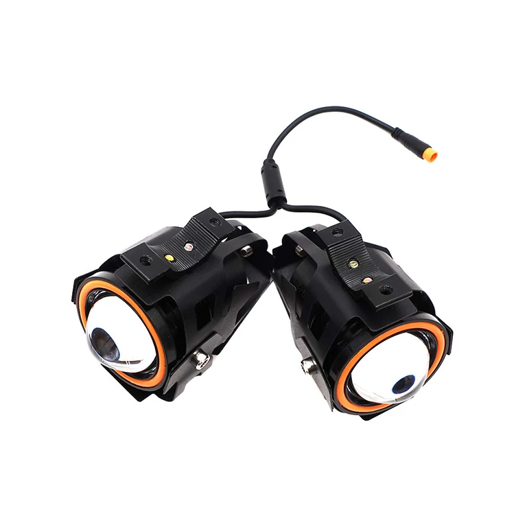 Lumières frontales à double projecteur noir avec câblage et connecteur, équipement visible pour trottinette électrique 2026.