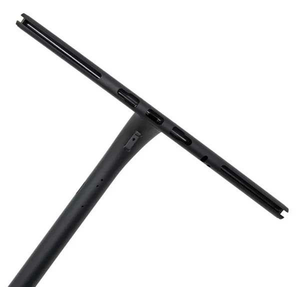 Gros plan de la barre de guidon en T du mât Ninebot E2 Pro, fentes et lumières de fixation Gros plan de la barre de guidon en T du mât Ninebot E2 Pro, fentes et lumières de fixation