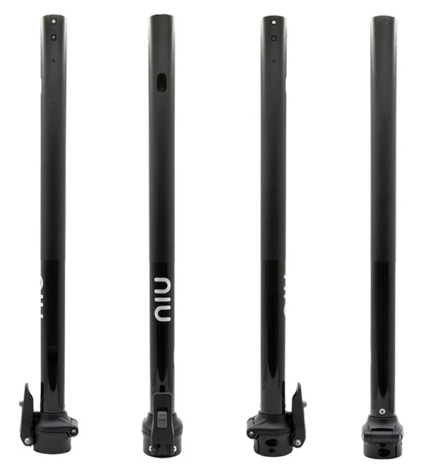 Mât de direction NIU KQi3 Max vu sous quatre angles, tube droit noir et charnière de pliage Mât de direction NIU KQi3 Max vu sous quatre angles, tube droit noir et charnière de pliage
