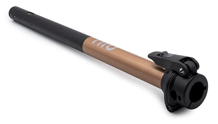 Mât de direction NIU KQi3 Pro en trois quarts, tube noir et bronze avec sa charnière de pliage