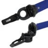 Détail de la charnière de pliage ouverte du mât bleu, collier de base et levier de verrouillage