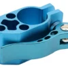 Gros plan du collier de serrage en aluminium bleu, alésage et levier excentrique visibles Gros plan du collier de serrage en aluminium bleu, alésage et levier excentrique visibles