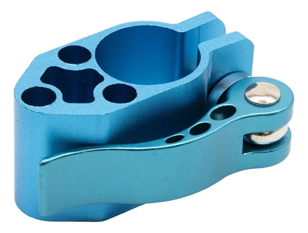 Gros plan du collier de serrage en aluminium bleu, alésage et levier excentrique visibles Gros plan du collier de serrage en aluminium bleu, alésage et levier excentrique visibles