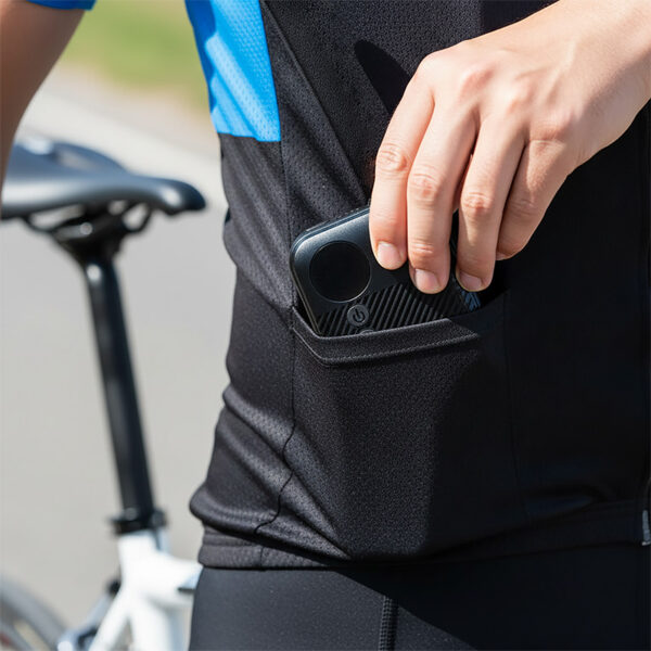 Mini gonfleur électrique glissé dans une poche arrière de maillot de cycliste