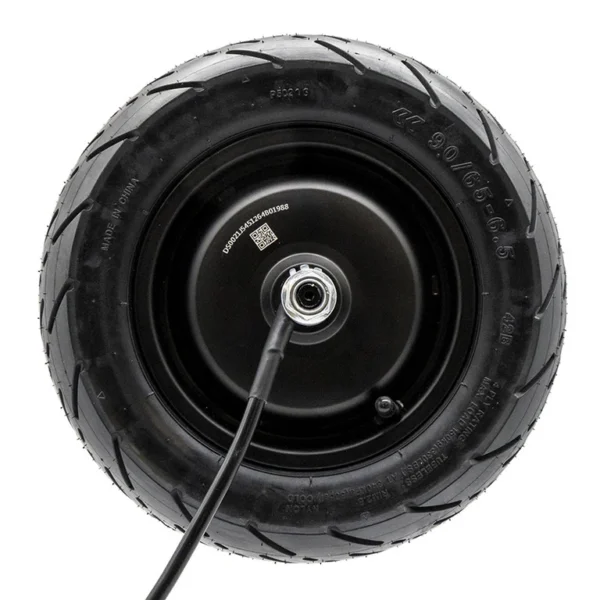 Moteur-roue Kukirin G4 vu de face, flanc du pneu tubeless 90/65-6.5 et carter du moyeu Moteur-roue Kukirin G4 vu de face, flanc du pneu tubeless 90/65-6.5 et carter du moyeu