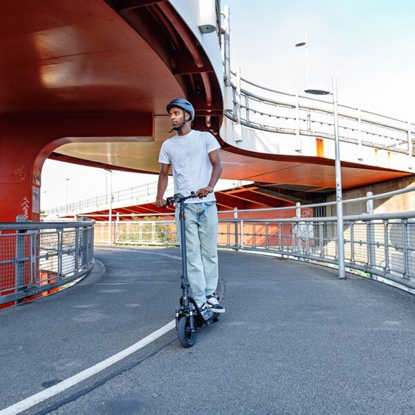NIU KQi 100P — trottinette électrique sur piste cyclable NIU KQi 100P — trottinette électrique sur piste cyclable