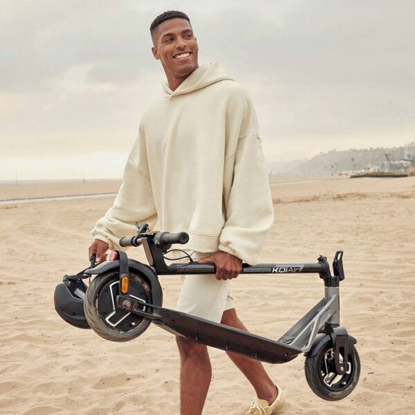 NIU KQi Air X — pliée et portée à la main, 11,7 kg NIU KQi Air X — pliée et portée à la main, 11,7 kg