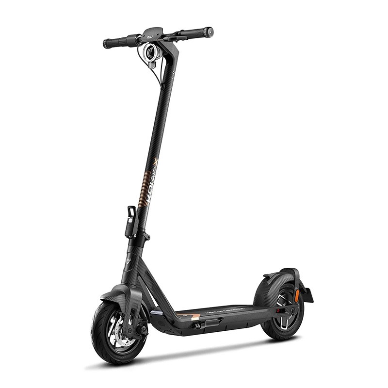 Trottinette NIU KQi Air X en carbone, profil avant et guidon: vue en trois-quarts avant