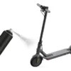 Application de la peinture en aérosol sur une trottinette