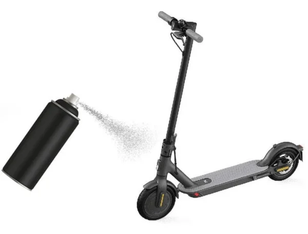 Application de la peinture en aérosol sur une trottinette