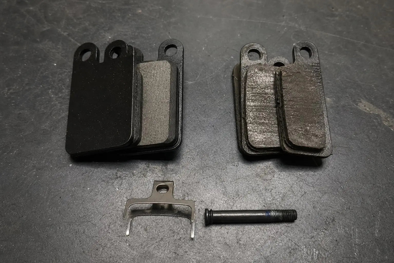 Plaquette de frein trottinette électrique et accessoires: jeu de plaquettes neuves et usées avec clip de fixation et vis.