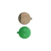 Plaquettes de frein céramique 21 mm vues des deux faces, support vert à ergot Plaquettes de frein céramique 21 mm vues des deux faces, support vert à ergot