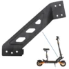 Platine de liaison noire vue en entier, avec une flèche vers son emplacement au pied du mât de la trottinette Platine de liaison noire vue en entier, avec une flèche vers son emplacement au pied du mât de la trottinette