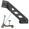 Platine de liaison noire vue en entier, avec une flèche vers son emplacement au pied du mât de la trottinette Platine de liaison noire vue en entier, avec une flèche vers son emplacement au pied du mât de la trottinette