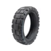 Pneu tubeless 12 × 3 tout-terrain vu de trois quarts Pneu tubeless 12 × 3 tout-terrain vu de trois quarts