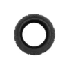 Pneu tubeless 85/55-6,5 tout-terrain vu de face, crampons profonds Pneu tubeless 85/55-6,5 tout-terrain vu de face, crampons profonds